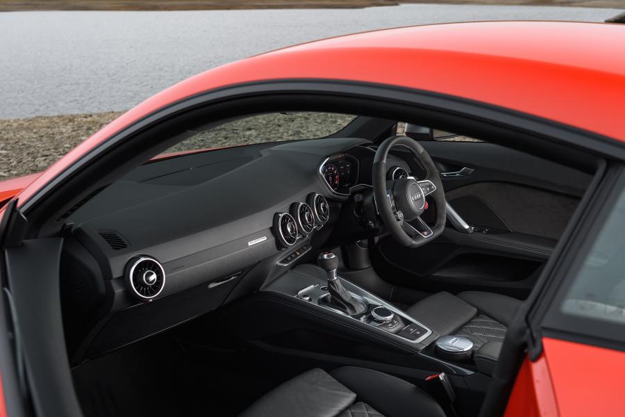 Интерьер Audi TT RS Coupe (8S) 2016 года  (UK) (фото 16 из 40)